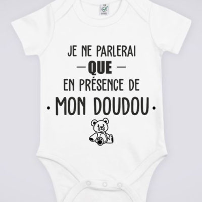 Image de body blanc pour bébé "Je ne parlerai que en présence de mon doudou" - MCL Sérigraphie