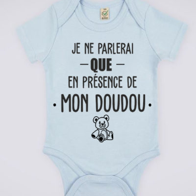 Image de body bleu pour bébé "Je ne parlerai que en présence de mon doudou" - MCL Sérigraphie