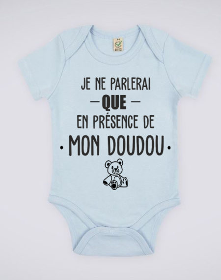 Image de body bleu pour bébé "Je ne parlerai que en présence de mon doudou" - MCL Sérigraphie