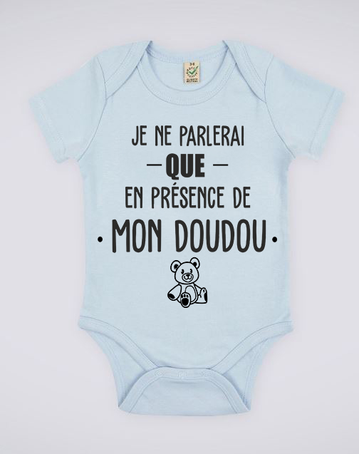 Body blanc pour bébé "Je ne parlerai que en présence de mon doudou" - MCL Sérigraphie Image de body bleu pour bébé "Je ne parlerai que en présence de mon doudou" - MCL Sérigraphie