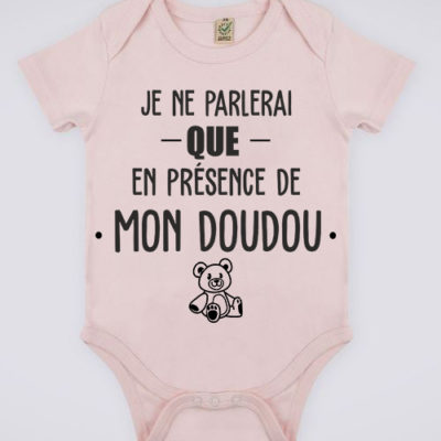 Image de body rose pour bébé "Je ne parlerai que en présence de mon doudou" - MCL Sérigraphie