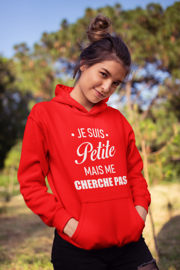 Image de sweat à capuche rouge pour femme "Je suis petite mais me cherche pas" - MCL Sérigraphie