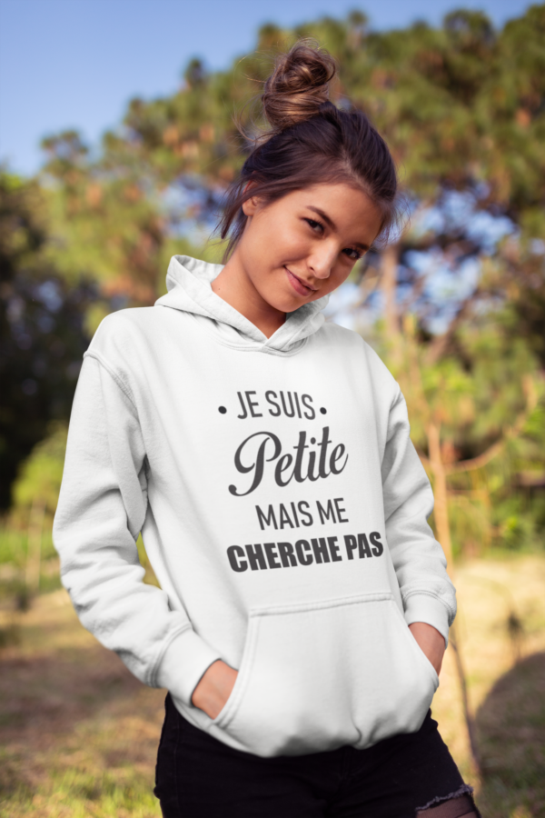 Image de sweat à capuche blanc pour femme "Je suis petite mais me cherche pas" - MCL Sérigraphie