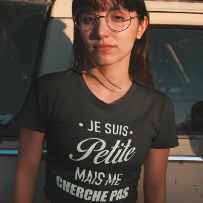 Image de t-shirt noir pour femme "Je suis petite mais me cherche pas" - MCL Sérigraphie