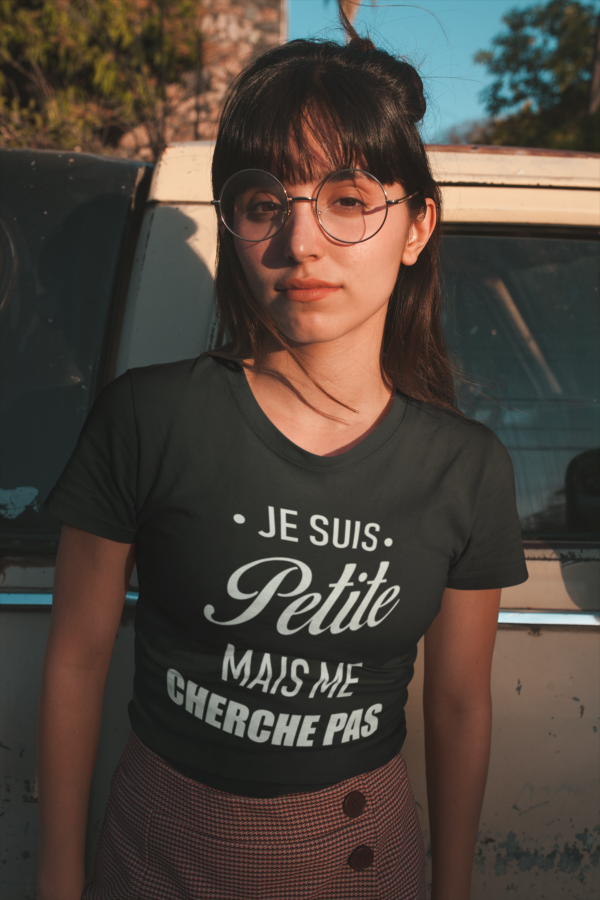 Image de t-shirt noir pour femme "Je suis petite mais me cherche pas" - MCL Sérigraphie