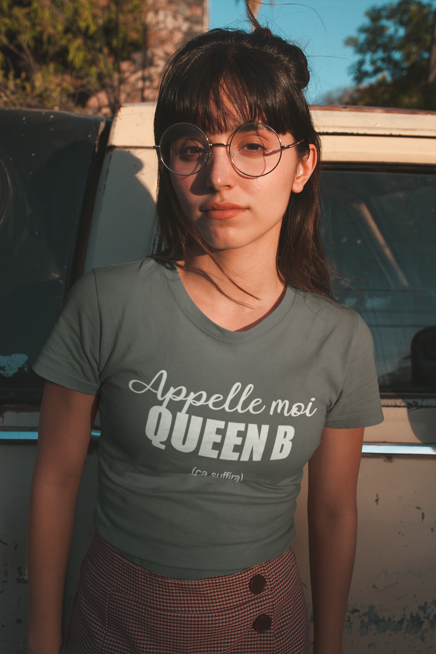 T-shirt blanc pour femme "Appelle-moi Queen B" - MCL Sérigraphie Image de t-shirt gris pour femme "Appelle-moi Queen B" - MCL Sérigraphie