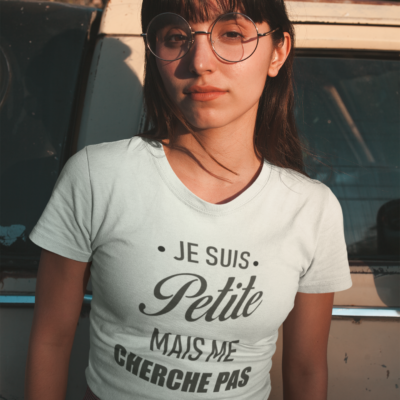 Image de t-shirt blanc pour femme "Je suis petite mais me cherche pas" - MCL Sérigraphie