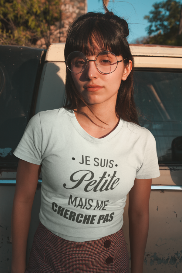 Image de t-shirt blanc pour femme "Je suis petite mais me cherche pas" - MCL Sérigraphie