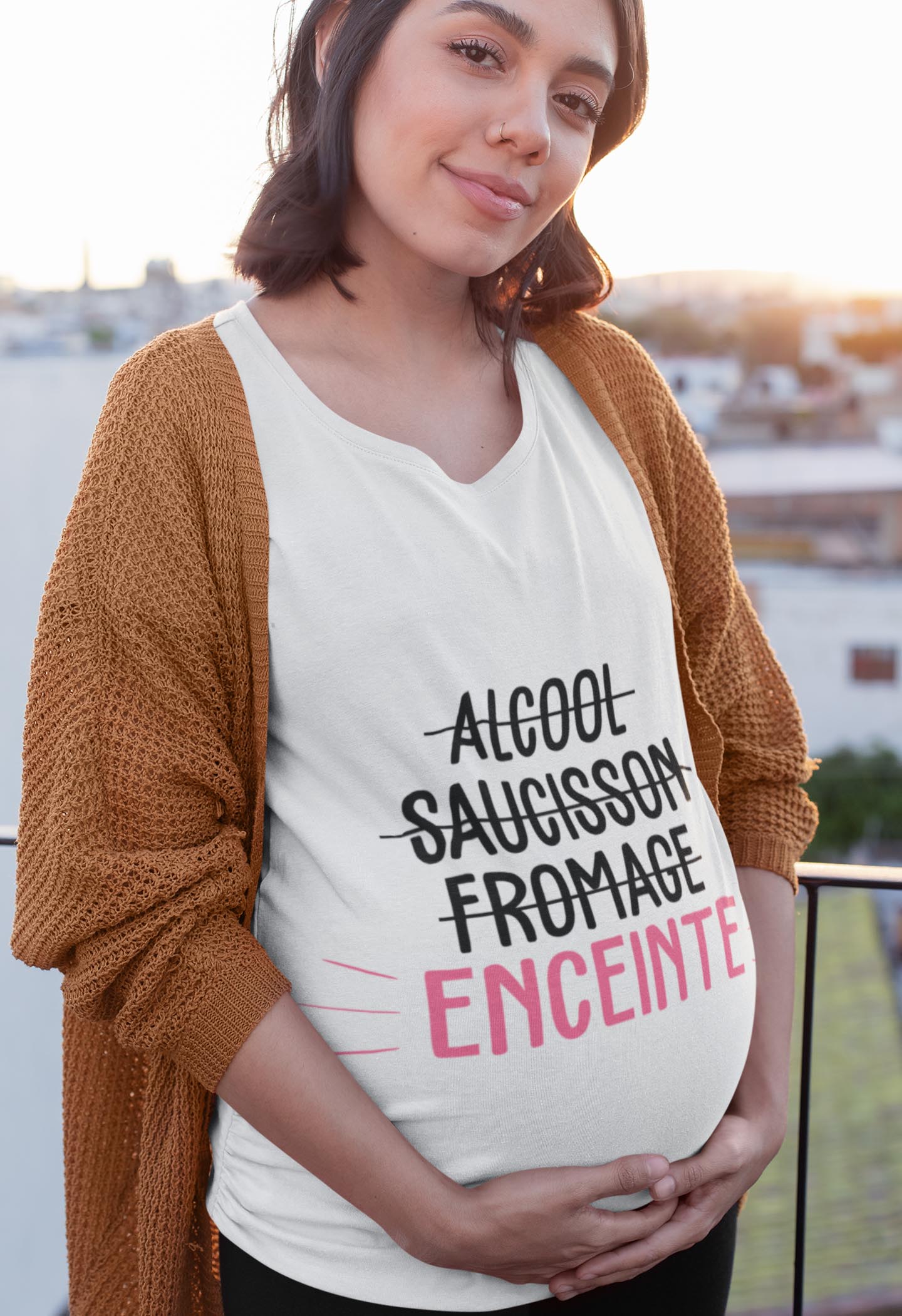 Image de t-shirt blanc pour femme enceinte "Alcool, saucisson, formage, enceinte" - MCL Sérigraphie