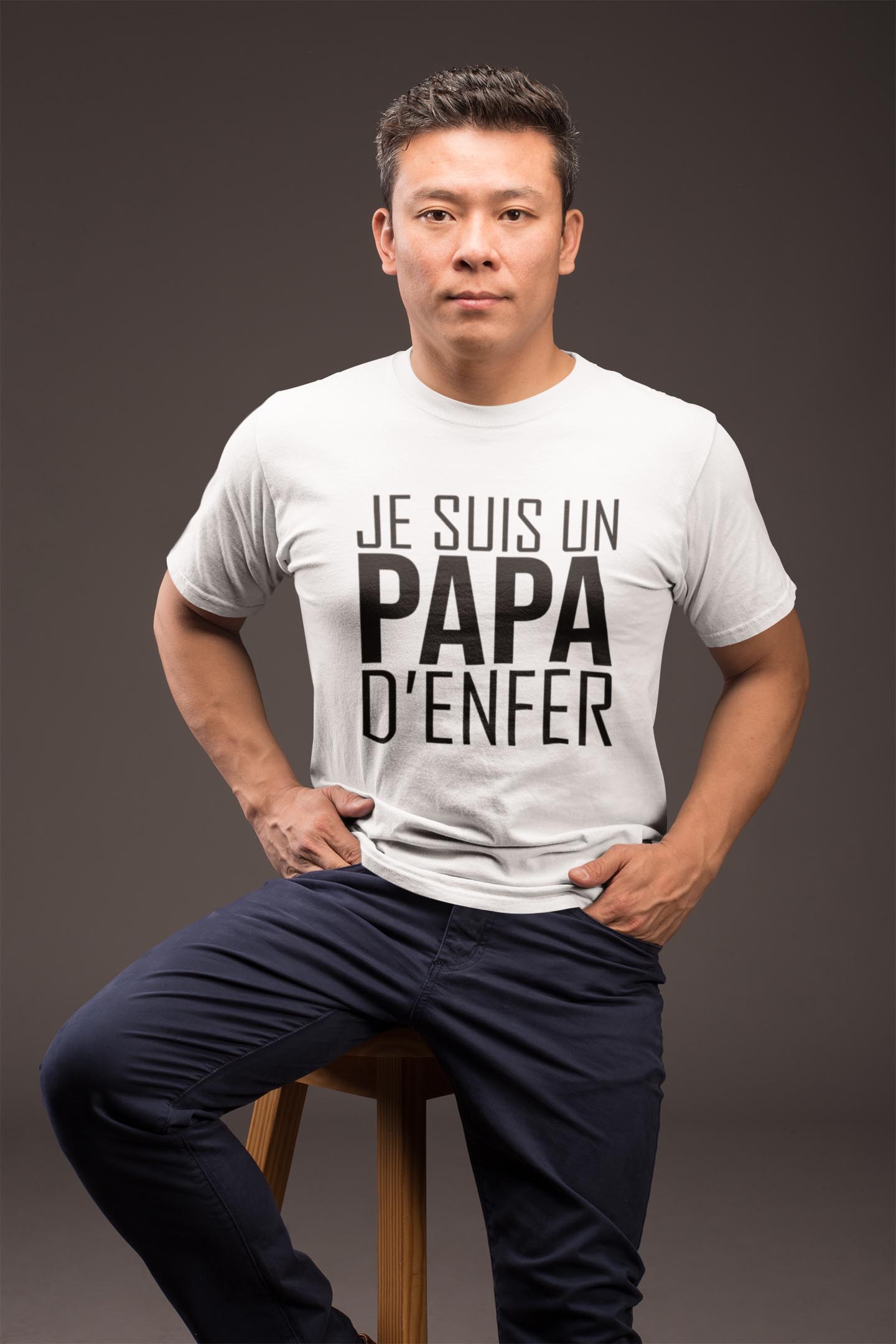 T-shirt blanc pour homme "Je suis un papa d'enfer" - MCL Sérigraphie Image de t-shirt blanc pour homme "Je suis un papa d'enfer" - MCL Sérigraphie