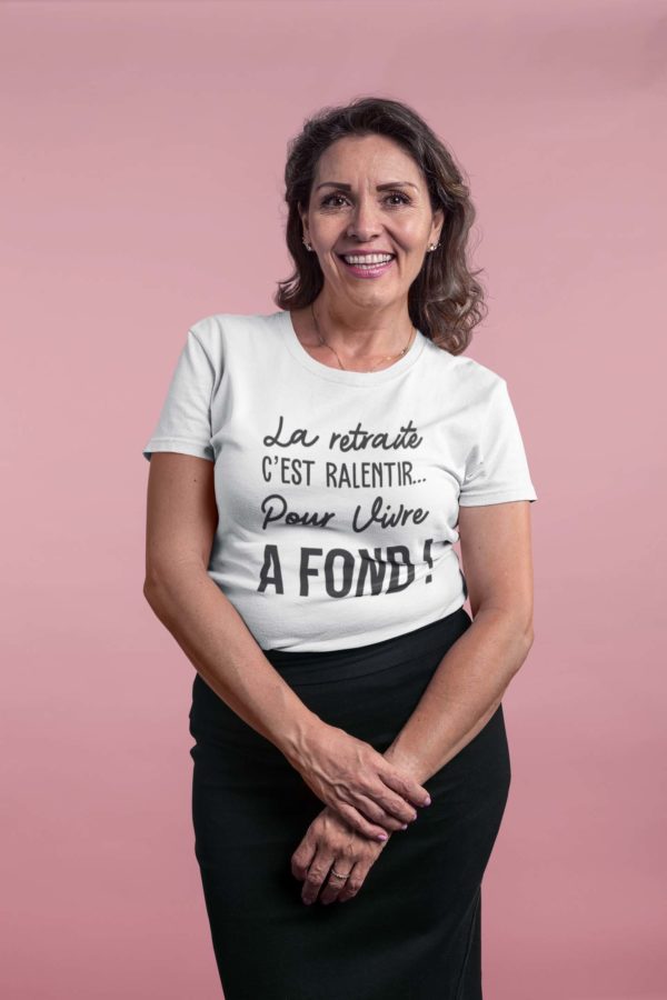 Image de t-shirt blanc pour femme "La retraite c'est ralentir... Pour vivre à fond" - MCL Sérigraphie