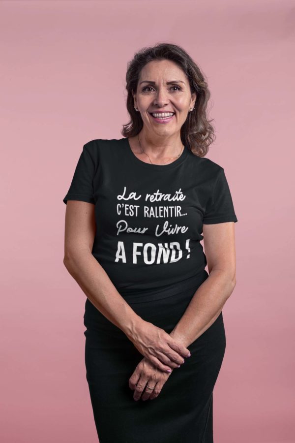 Image de t-shirt noir pour femme "La retraite c'est ralentir... Pour vivre à fond" - MCL Sérigraphie