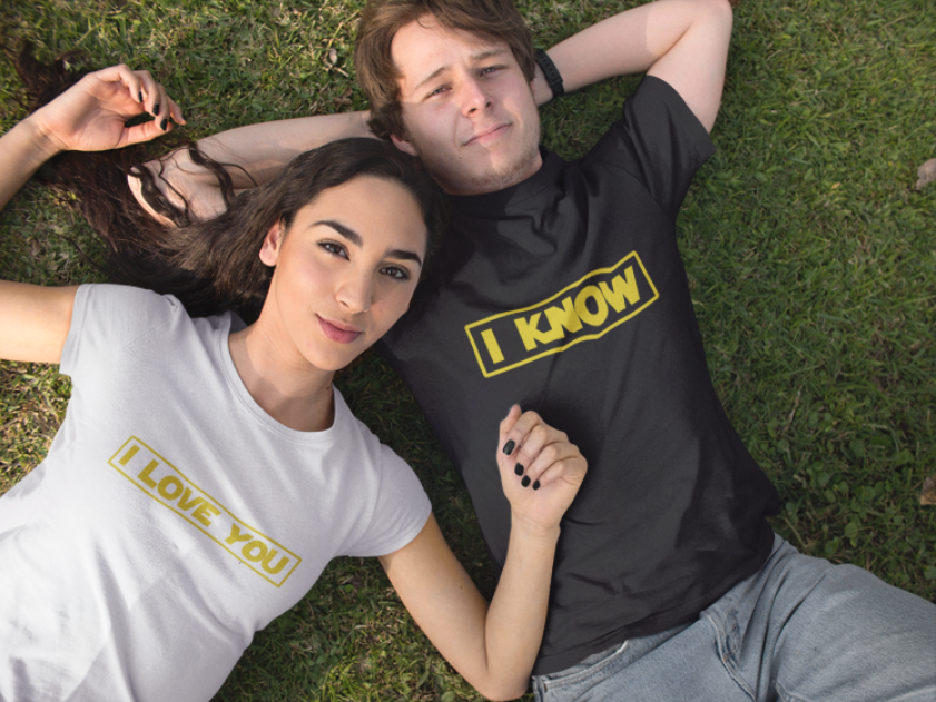 Duo de t-shirts noirs femme et homme "I Love You/I Know" - MCL Sérigraphie Image de duo de t-shirts blanc femme et noir homme "I Love You/I Know" - MCL Sérigraphie