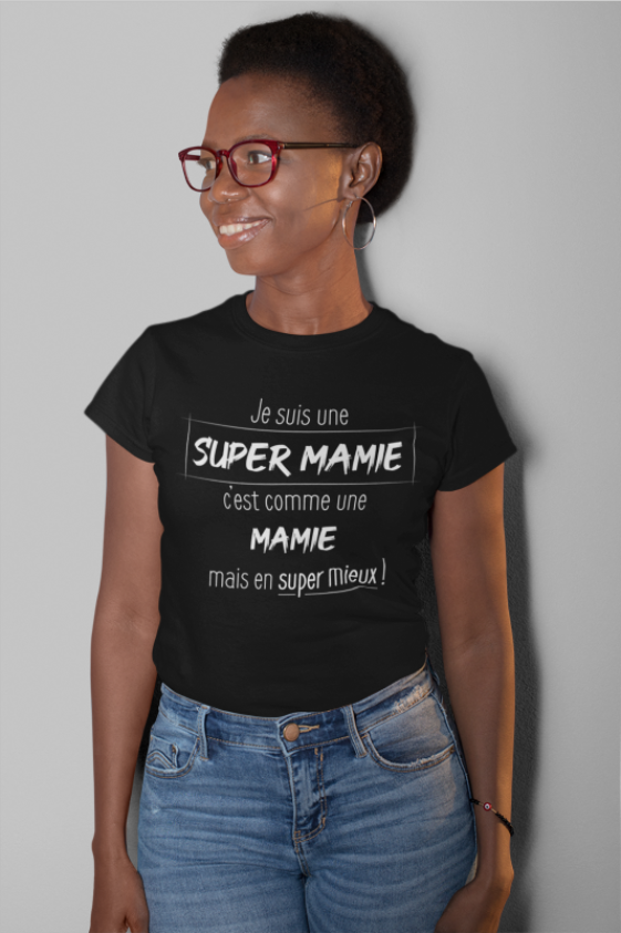 Image de t-shirt noir pour femme "Je suis une super mamie, c'est comme une mamie, mais en super mieux" - MCL Sérigraphie