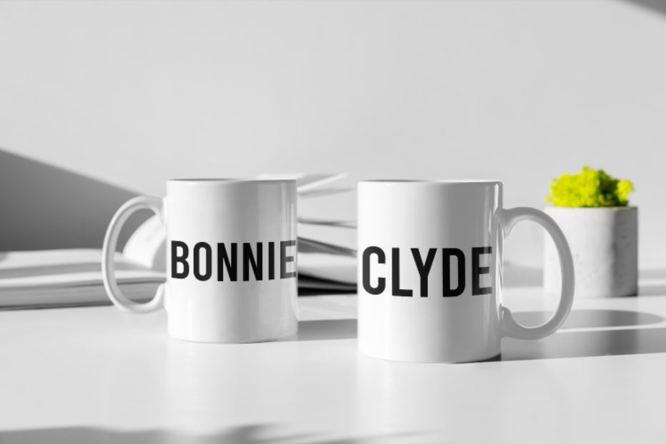 Duo de mugs "Bonnie/Clyde" - MCL Sérigraphie Image de duo de mugs "Bonnie/Clyde" - MCL Sérigraphie