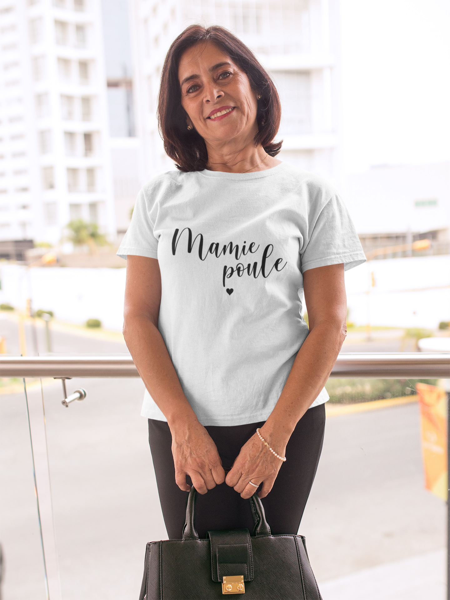 T-shirt noir femme "Mamie Poule" - MCL Sérigraphie Image de t-shirt blanc femme "Mamie Poule" - MCL Sérigraphie
