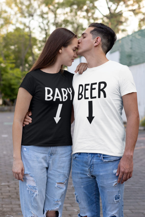 Image de duo t-shirts couple "Baby/Beer". T-shirt noir femme et t-shirt blanc homme l MCL Sérigraphie