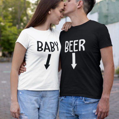 Image de duo t-shirts couple "Baby/Beer". T-shirt blanc femme et t-shirt noir homme l MCL Sérigraphie