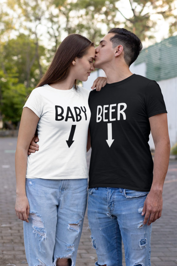 Image de duo t-shirts couple "Baby/Beer". T-shirt blanc femme et t-shirt noir homme l MCL Sérigraphie