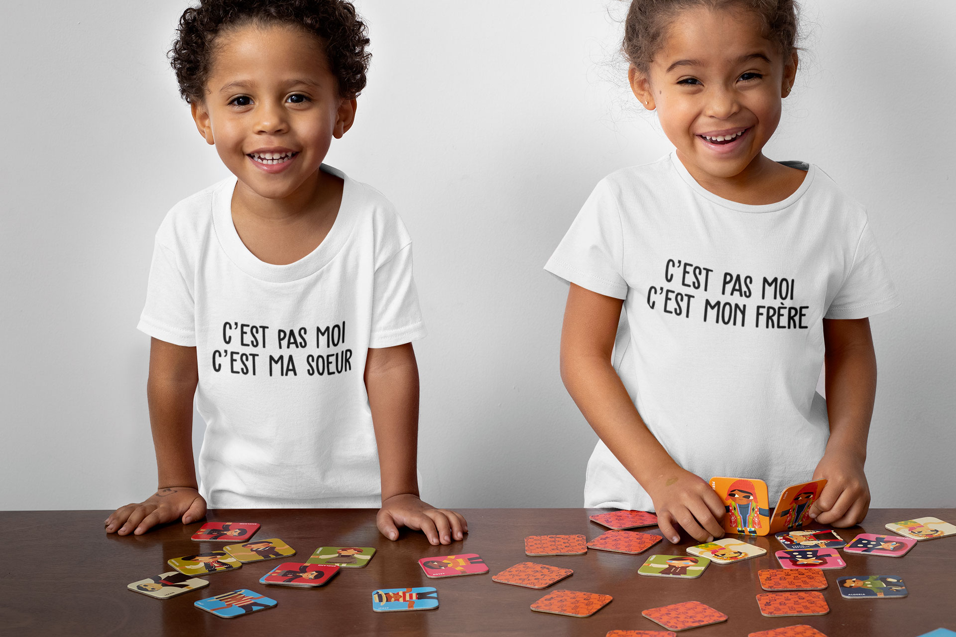 Duo t-shirts noir et blanc "C'est pas moi" - spécial frère et sœur - MCL Sérigraphie Image de duo t-shirts blanc "C'est pas moi" - spécial frère et sœur - MCL Sérigraphie