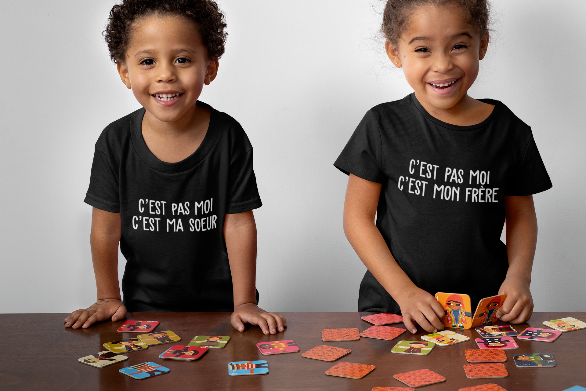 Duo t-shirts noir et blanc "C'est pas moi" - spécial frère et sœur - MCL Sérigraphie Duo t-shirts noirs "C'est pas moi" - spécial frère et sœur - MCL Sérigraphie