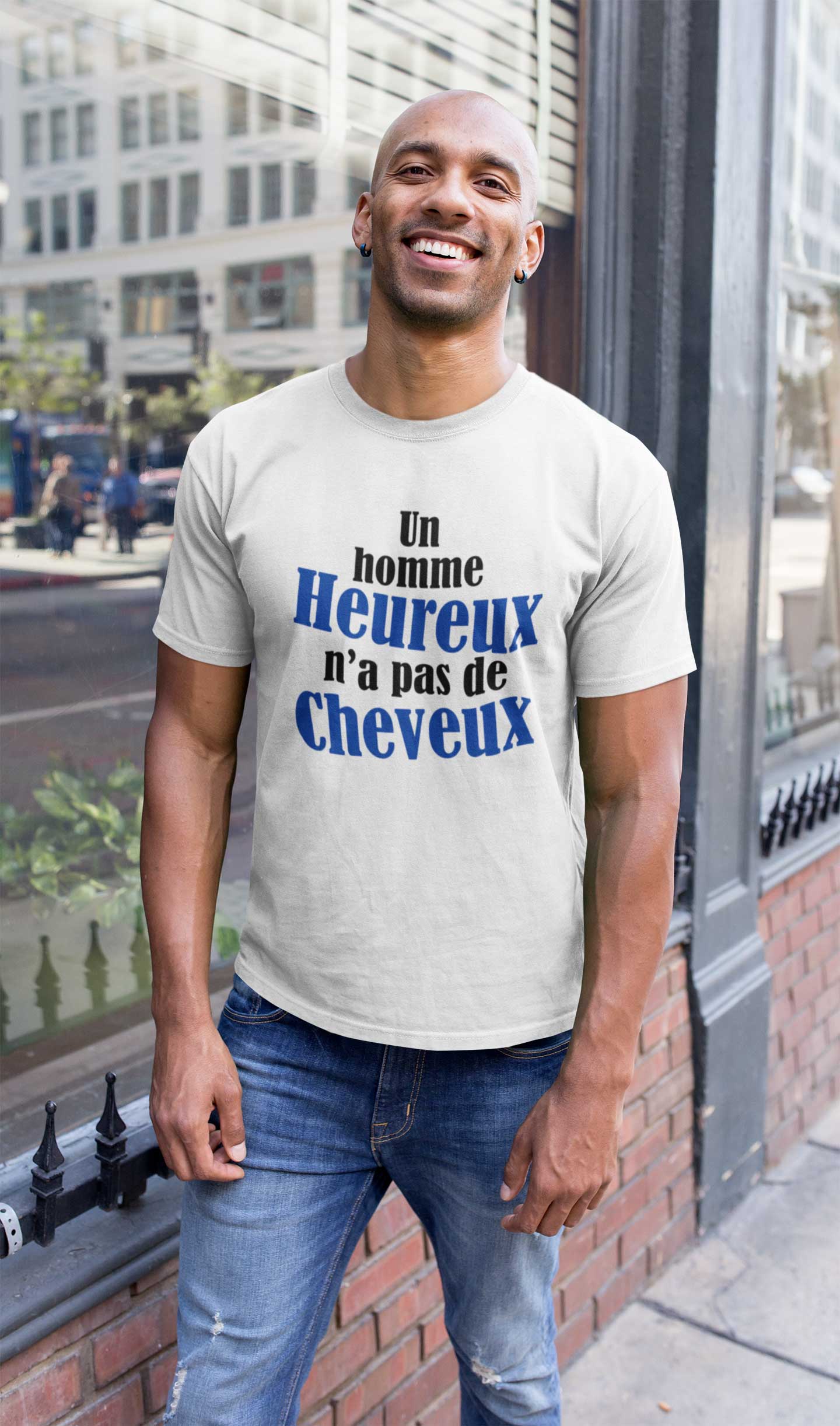 T-shirt blanc "Un  homme heureux n'a pas de cheveux" - MCL Sérigraphie Image de t-shirt blanc "Un homme heureux n'a pas de cheveux" - MCL Sérigraphie