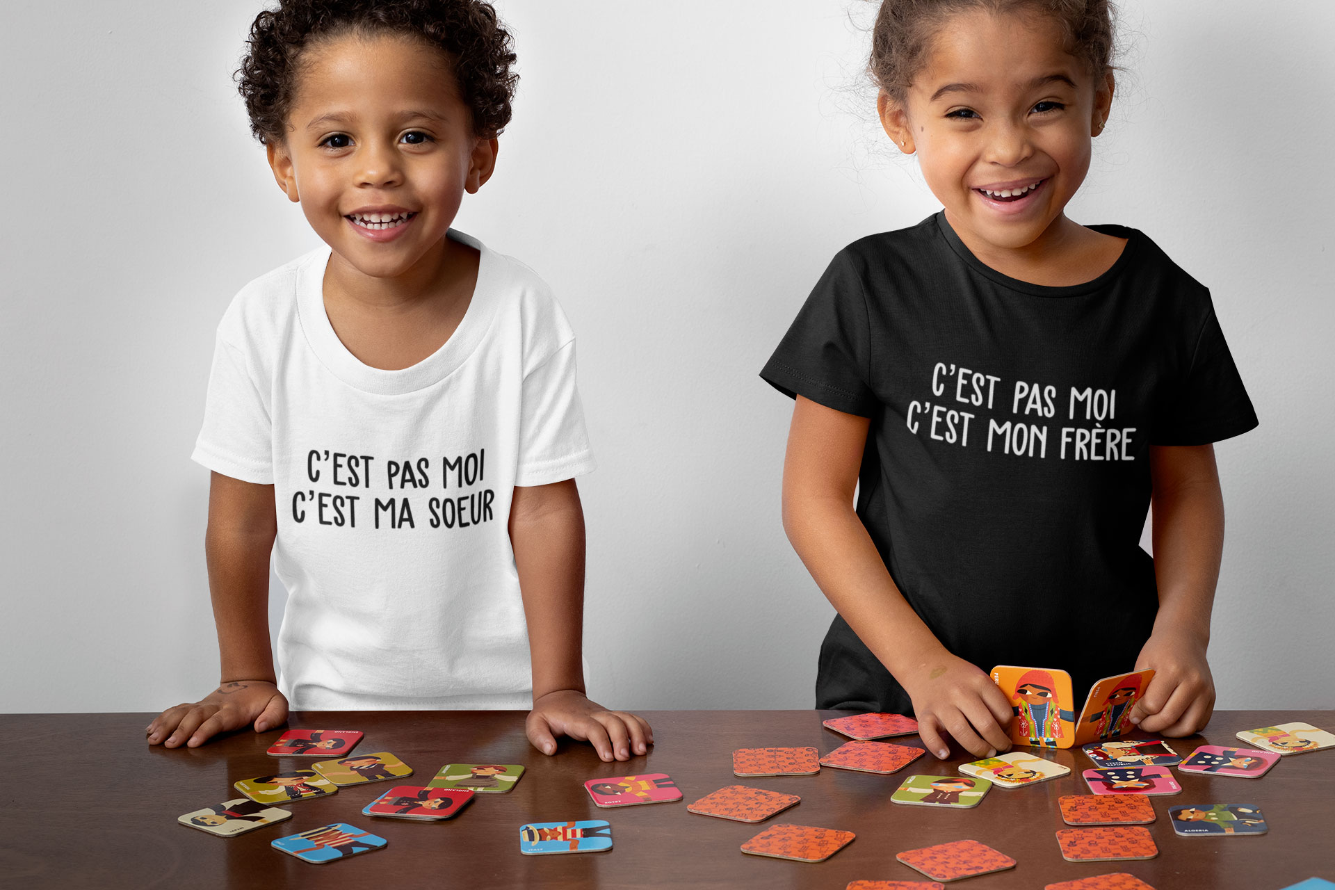 Duo t-shirts noir et blanc "C'est pas moi" - spécial frère et sœur - MCL Sérigraphie Duo t-shirts blanc et noir "C'est pas moi" - spécial frère et sœur - MCL Sérigraphie