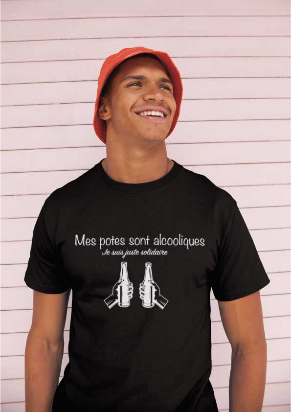 Image de t-shirt noir "Mes potes sont alcooliques, je suis juste solidaire"-MCL Sérigraphie