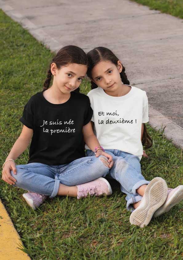 Image de t-shirts duo noir et blanc "Je suis née la première et moi la deuxième ! "-MCL Sérigraphie