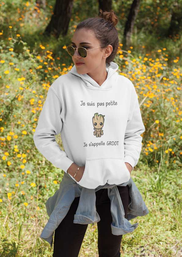 Image de sweat à capuche blanc femme "Je suis pas petite je s'appelle Groot"-MCL Sérigraphie